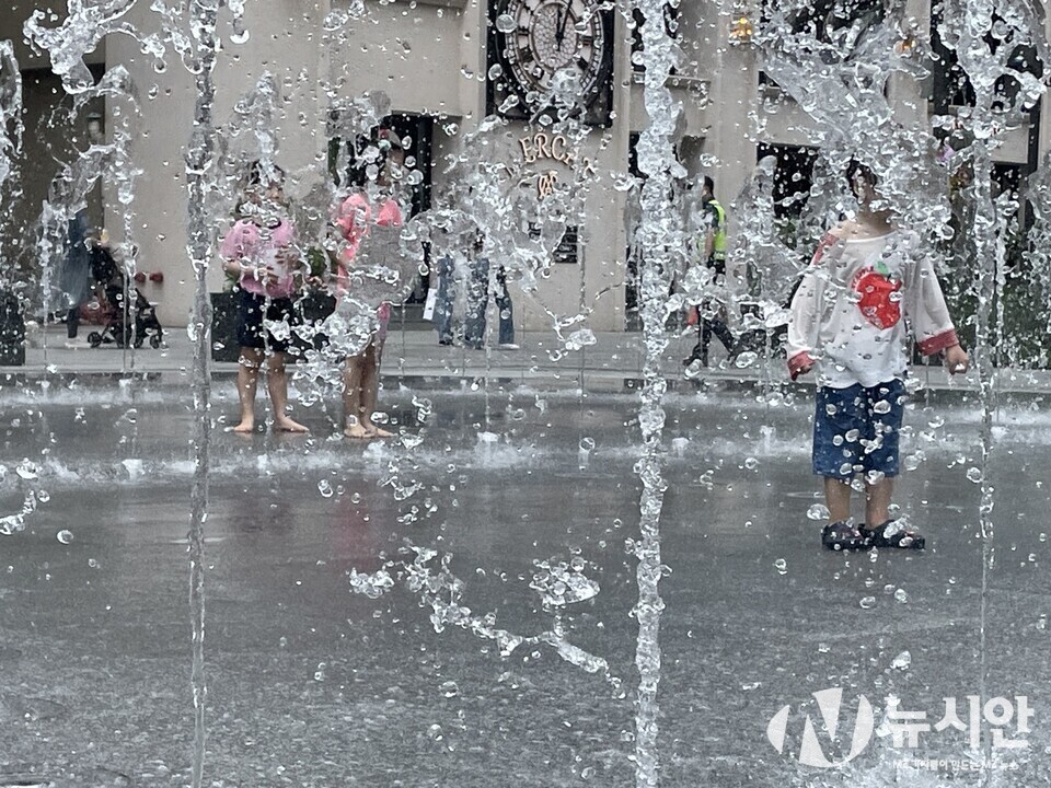서울 세종대로 광화문 광장에 설치된 분수대에서 아이들이 물놀이를 즐기고 있다. [사진=김다혜 기자]