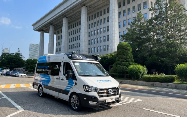서울시는 5일 낮 12시부터 여의도 국회주변에서 자율주행순환버스(소형)의 정기 운행을 시작했다고 발표했다. [사진=서울시]