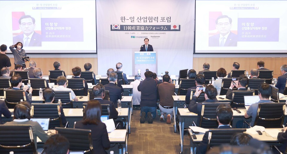 이창양 산업통상자원부 장관이 6일 오전 서울 여의도 전경련 컨퍼런스센터에서 열린 '한·일 산업협력 포럼'에 참석해 축사를 하고 있다. [사진=뉴시스]