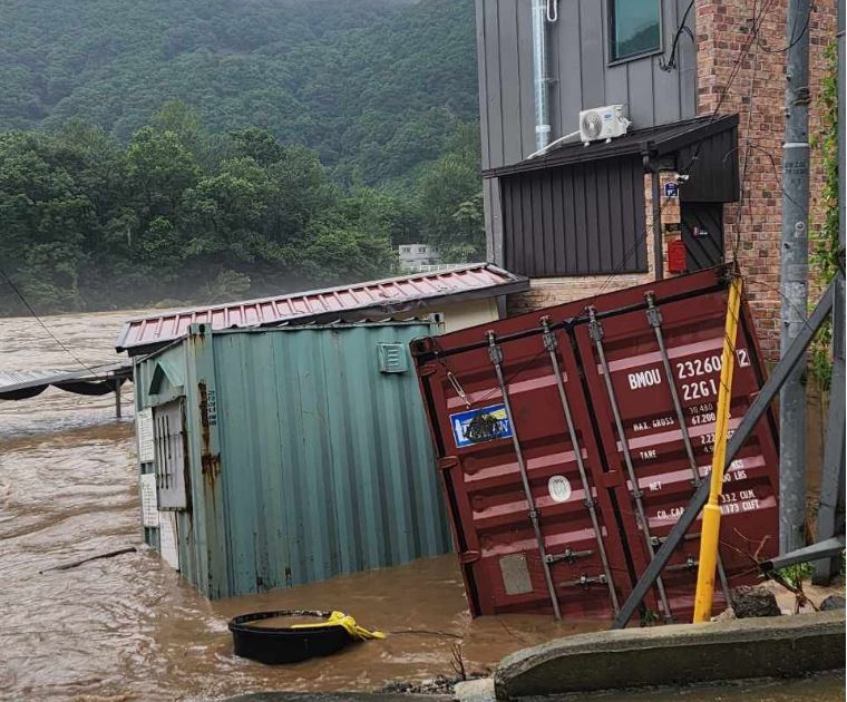 지난 주말 전국에 기록적인 폭우가 쏟아진 가운데, 폭우로 인해 컨테이너가 무너져 뒤엉켜 있는 모습. [사진=아프니까 사장이다]