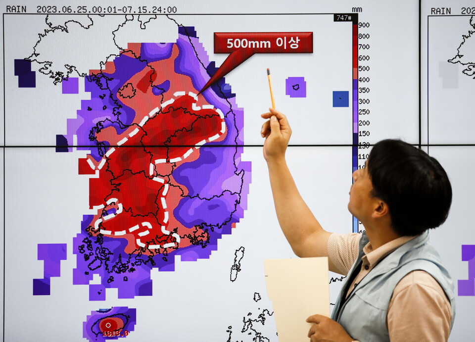  기상청 예보분석관이 지난 18일 서울 동작구 기상청에서 장마가 시작된 지난 6월 25일부터 7월 15일까지 누적 강수량 상황을 살펴보고 있다. [사진=뉴시스]