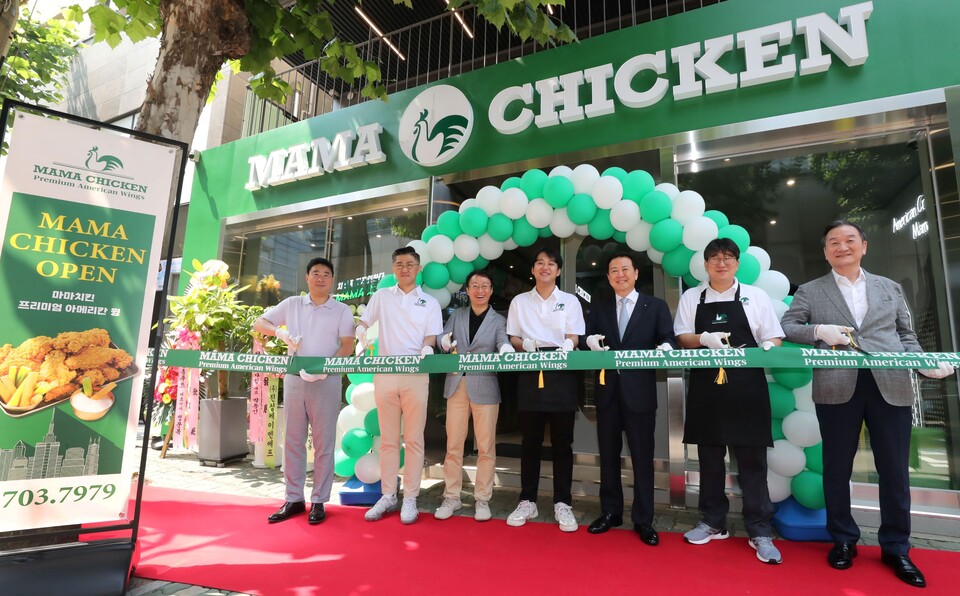 한국파파존스가 치킨 프랜차이즈 '마마치킨'을 공식 론칭했다. 1호점은 서울 마포구 용강동에 위치해 있다. [사진=한국파파존스]