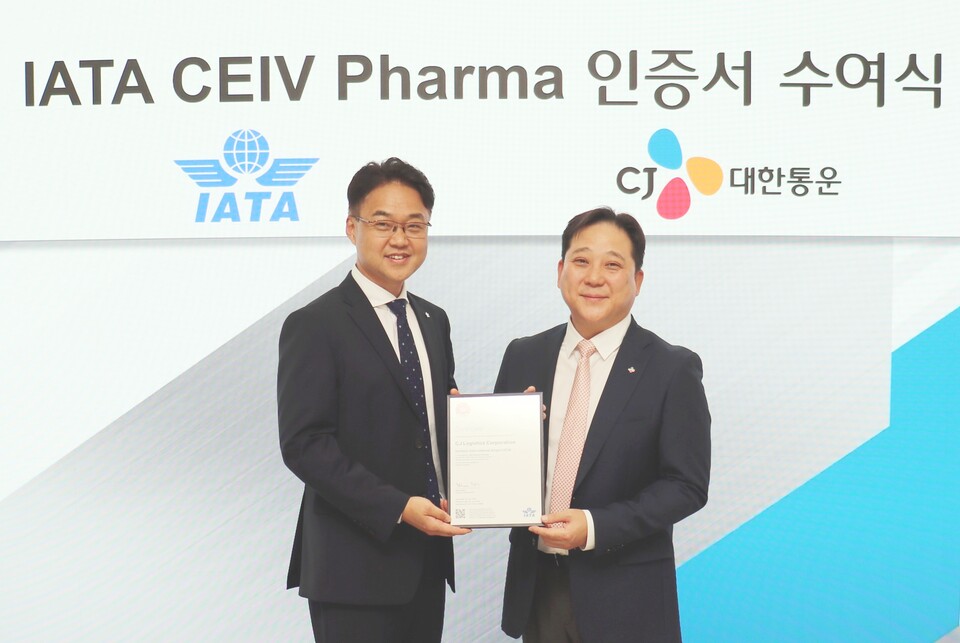 장영호 CJ대한통운 IFS본부장(오른쪽)과 김백재 IATA 한국지사장이 서울 종로구에 위치한 CJ대한통운 본사에서 CEIV Pharma 인증서를 들고 기념촬영하고 있다. [사진=뉴시스]