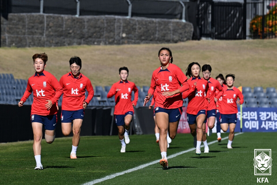 2023 FIFA 호주 뉴질랜드 여자월드컵에 출전한 여자축구대표팀이 26일(현지시간) 호주 캠벨타운 스타디움에서 회복 훈련을 하고 있다. [사진=대한축구협회]