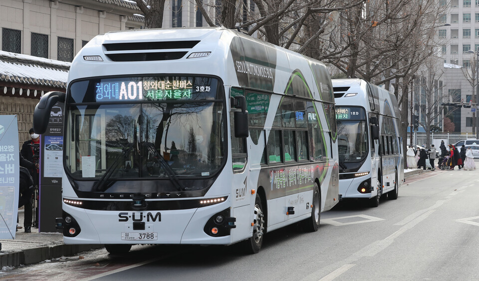 중국산 전기버스의 올해 1~4월 누적 점유율은 43.5%로 전체 등록 대수 451대 중 196대가 중국에서 만들어진 것이다. 이 같은 추세가 이어지면 내년에는 점유율 50%를 기록할 것으로 전망된다. 지난해 서울 종로구 청와대 인근 도로에서 대형 전기 자율주행버스가 운행하고 있는 모습. [사진=뉴시스]