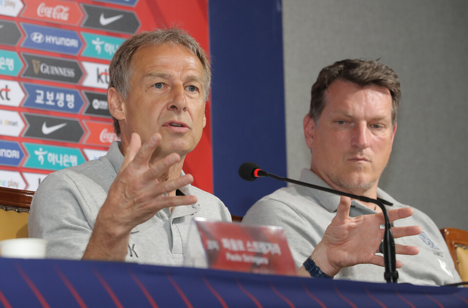 위르겐 클린스만 감독(왼쪽)이 이끄는 한국축구대표 팀이 2026 국제축구연맹(FIFA) 북·중미 월드컵 아시아 지역 2차 예선을 시작한다. [사진=뉴시스]
