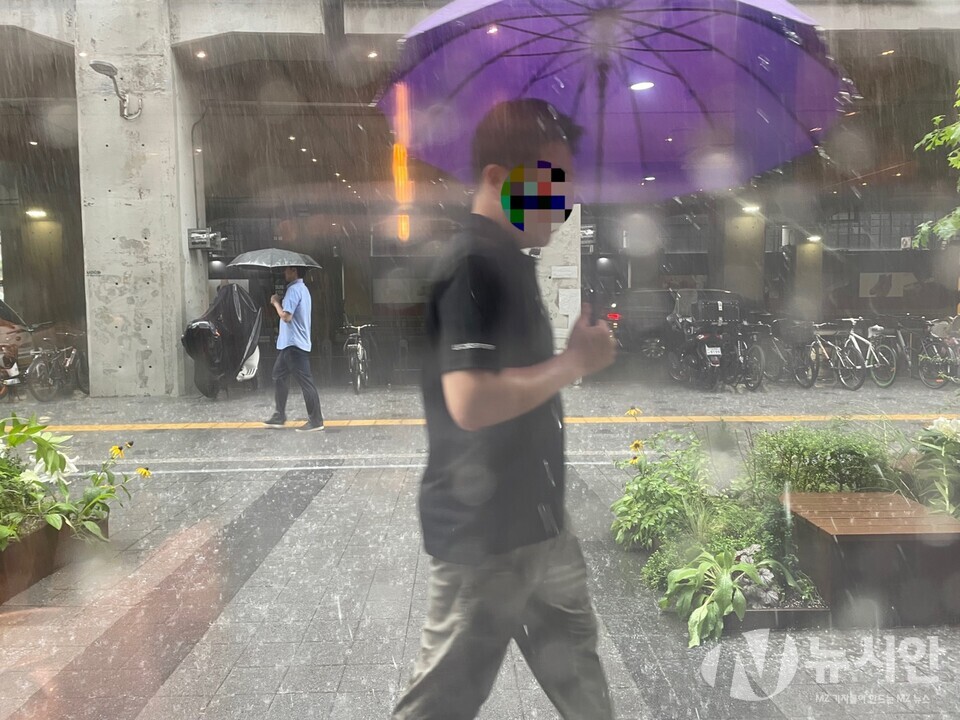 목요일인 24일에는 전국에 강하고 많은 비가 내리겠다. 비오는 서울 성동구 일대에서 시민들이 우산을 쓰고 길을 걷는 모습. [사진=뉴시안]