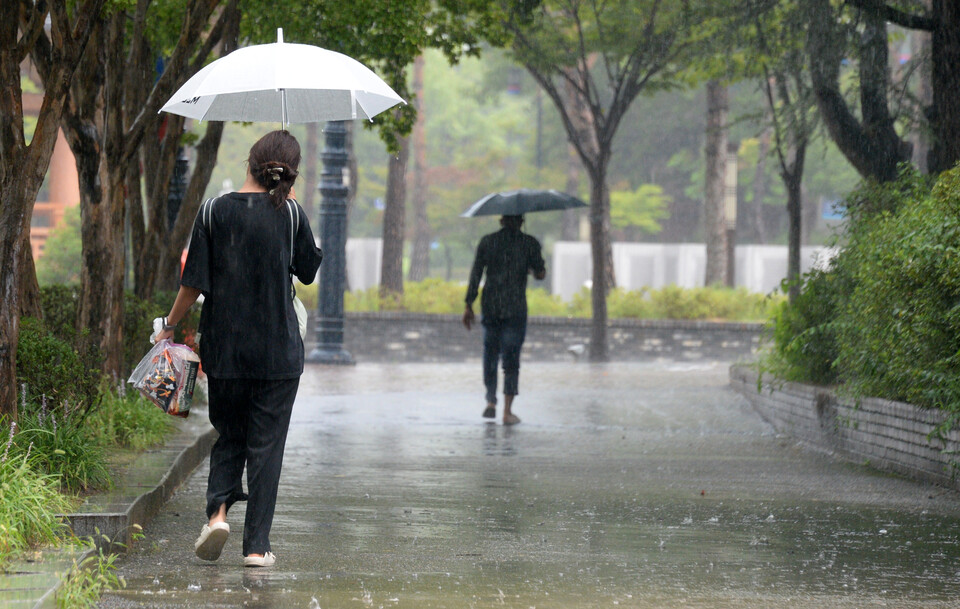 29일 화요일은 전국이 흐리고 비가 내리겠다. 사진은 전북 전주시 전북대학교에서 학생들이 우산으로 비를 피하며 교정을 지나고 있는 모습. [사진=뉴시스]