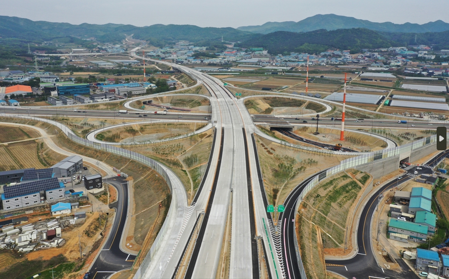 경기도 화성시 동서를 잇는 봉담~송산 고속도로는 2022년 운영 실적을 평가한 결과, 우수사례로 꼽혔다. [사진=뉴시스DB]
