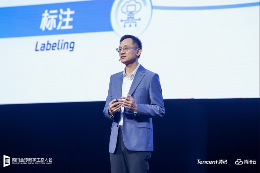 텐센트가 지난 7일(현지시각) 중국 선전에서 개최된 연례 컨퍼런스 ‘글로벌 디지털 에코시스템 서밋’에서 초거대 AI 모델 '훈위안(Hunyuan)'을 공개했다. 다우손 통 텐센트 수석 부사장이 이날 콘퍼런스에서 훈위안을 소개하고 있다. [사진=텐센트]