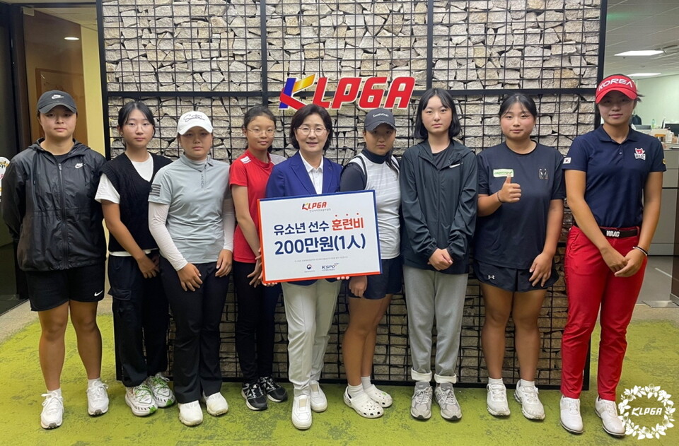 훈련지원을 받는 선수들과 KLPGA 김순희 전무(중앙).