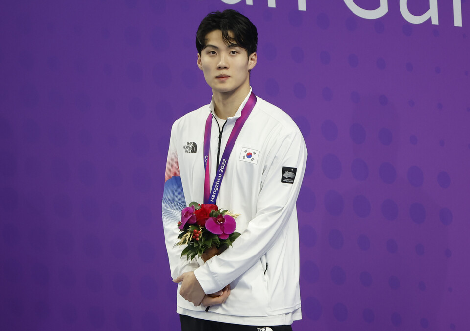 24일 중국 항저우 올림픽 스포츠센터 수영장에서 열린 2022 항저우 아시안게임 남자 자유형 100m 시상식에서 동메달을 차지한 황선우가 메달을 목에 걸고 있다. [사진=뉴시스]
