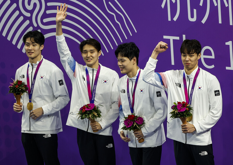 양재훈, 이호준, 김우민, 황선우가 25일 중국 항저우 올림픽 스포츠센터 수영장에서 열린 2022 항저우 아시안게임 남자 계형 800m 시상식에서 금메달을 목에 걸고 기뻐하고 있다. [사진=뉴시스]