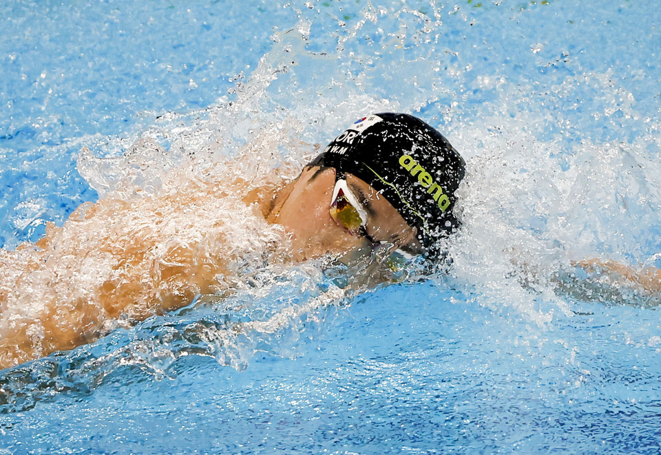 김우민이 25일 중국 항저우 올림픽 스포츠센터 수영장에서 열린 2022 항저우 아시안게임 남자 계영 800m 결선 경기에서 힘차게 수영하고 있다. [사진=뉴시스]