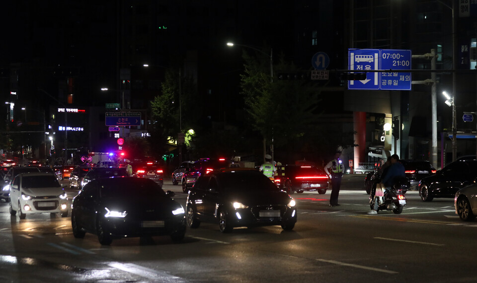서울 관악구 봉천동 일부 지역에 지난 8월 8일 오후 전기 공급이 끊겨 도로 신호등이 꺼져 있다. [사진=뉴시스DB]