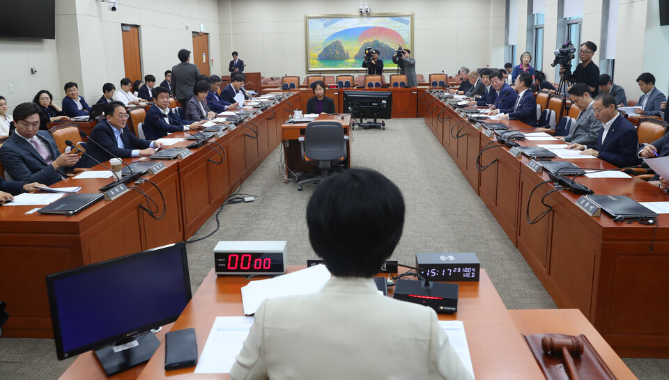 4일 오후 서울 여의도 국회에서 정무위원회 전체회의가 열리고 있다. [사진=뉴시스]