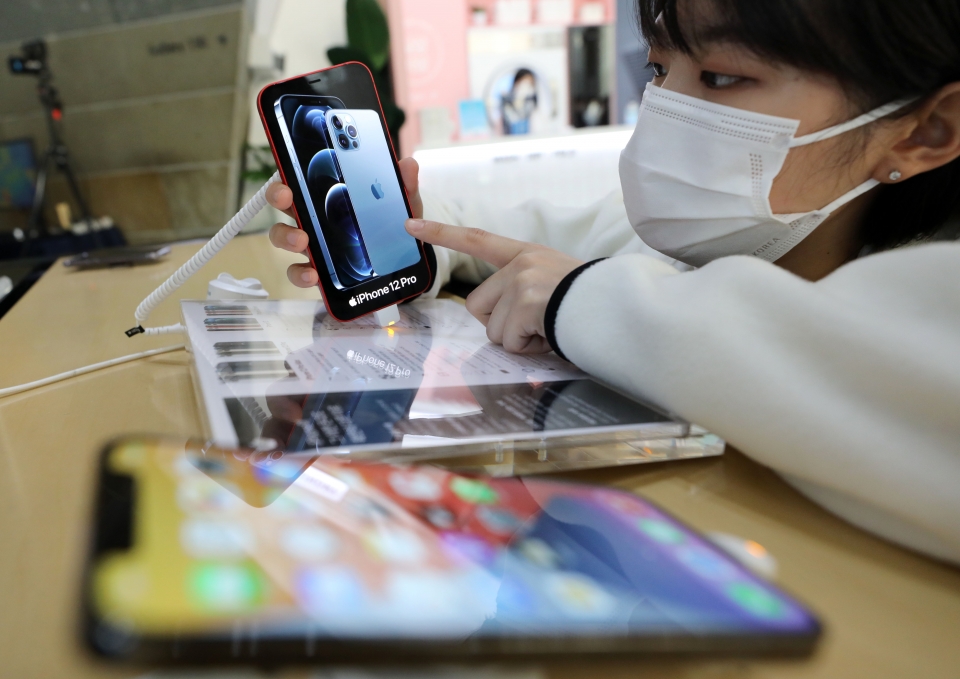 애플의 신제품 아이폰12 시리즈가 출시되던 당시 서울 종로구 광화문 KT스퀘어에서 시민들이 제품을 살펴보고 있다. [사진=뉴시스]