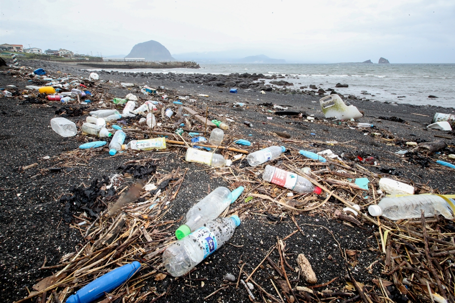 제주 서귀포시 대정읍 상모리 송악산 해안가에 외국에서 밀려온 해양쓰레기가 가득 쌓여있다. [사진=뉴시스DB]