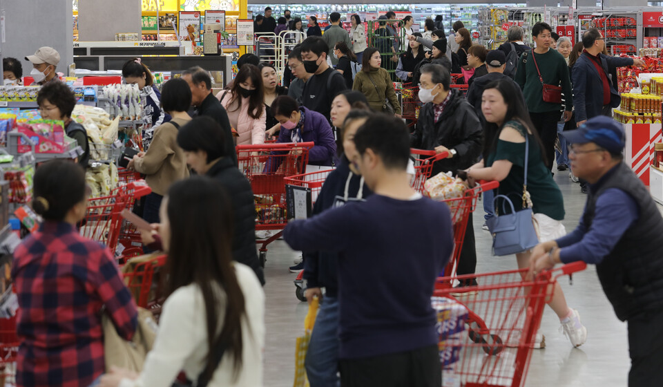 10월 소비자물가가 3.7% 오른 것으로 나타났다. 사진은 서울 시내 대형마트에서 고객들이 장을 보고 있는 모습. [사진=뉴시스]