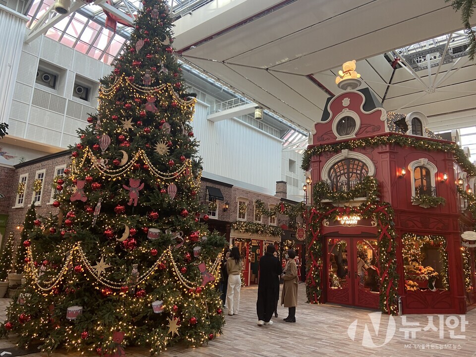 더현대 서울 'H빌리지'에는 11m 높이의 대형 크리스마스 트리가 설치돼 있다. [사진=박은정 기자]