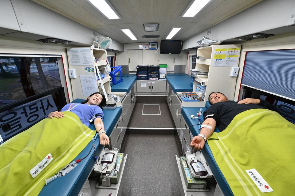 삼성전기 직원들이 지난 10월 31일 부산사업장에서 헌혈에 참여하고 있다. [사진=삼성]
