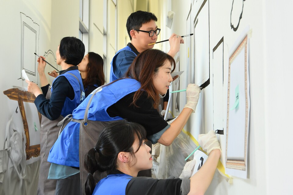 삼성물산 패션부문 임직원들이 지난 8일 서울 개포동 강남장애인복지관에서 벽화그리기 봉사활동을 펼치고 있다. [사진=삼성]