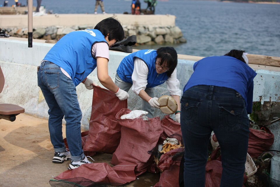 삼성중공업 임직원들이 지난 5일 경남 거제도 조선소 인근 해안에서 쓰레기 수거 봉사활동에 참여하고 있다. [사진=삼성]
