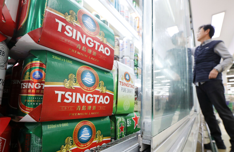최근 칭다오 맥주가 '방뇨 논란'에 휩싸이면서 중국 맥주 수입량이 크게 줄어든 것으로 나타났다. [사진=뉴시스]