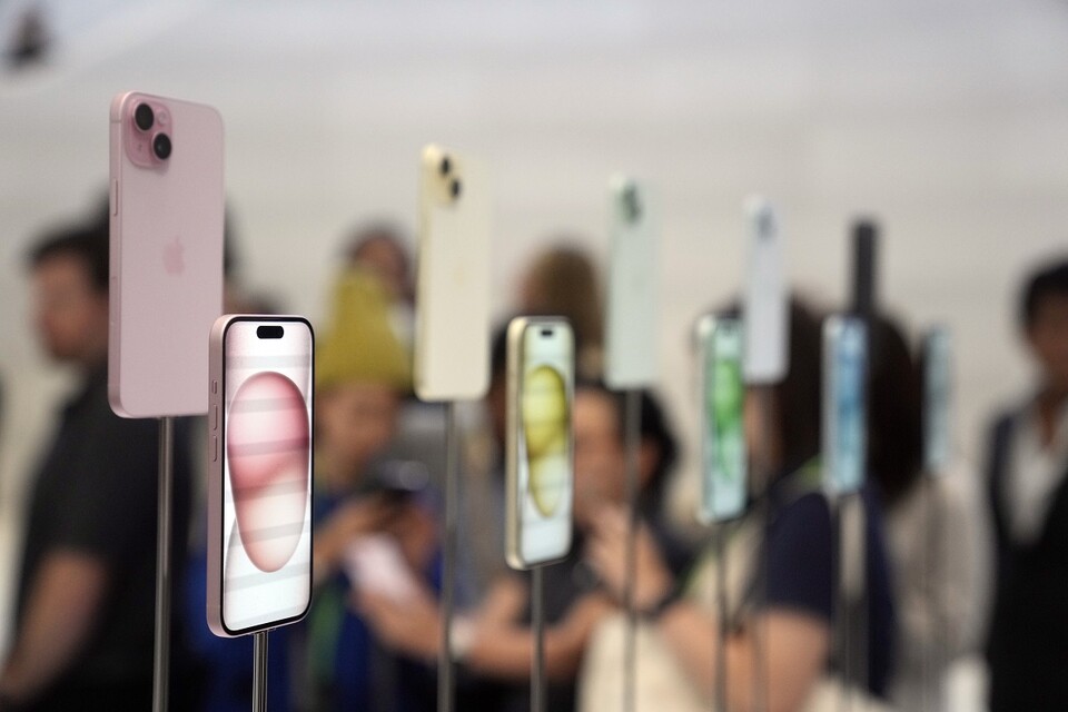애플의 아이폰15 시리즈가 지난달 출시된 이후 첫 한달 간 국내 시장에서 전작을 뛰어넘는 성적을 거둔 것으로 나타났다. 반면 중국에서는 미·중 무역갈등의 여파에 따른 애국소비 기조가 짙어지면서 부진을 겪은 것으로 나타났다.[사진=AP/뉴시스]