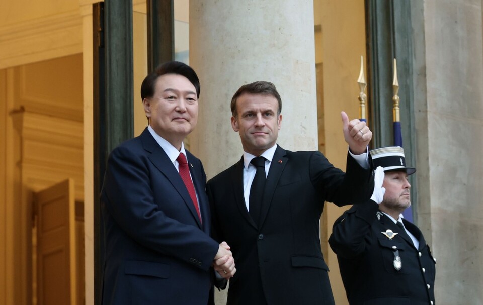 11월 24일 윤석열 대통령은 엘리제궁에서 에마뉘엘 마크롱 프랑스 대통령과 조찬 겸 정상회담을 가졌습니다.