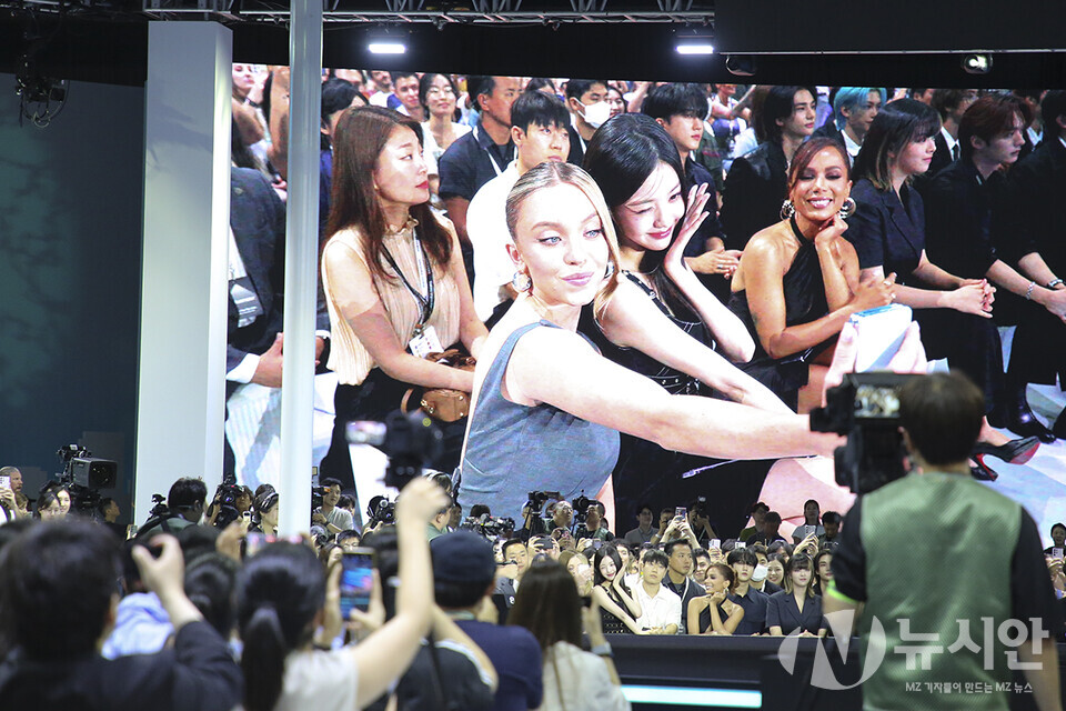한국에서의 첫 갤럭시 언팩 행사에 참석한 국내외 연예인들이 갤Z플립5로 셀카를 찍는 장면을 연출하기도 했다. [사진=조현선 기자]