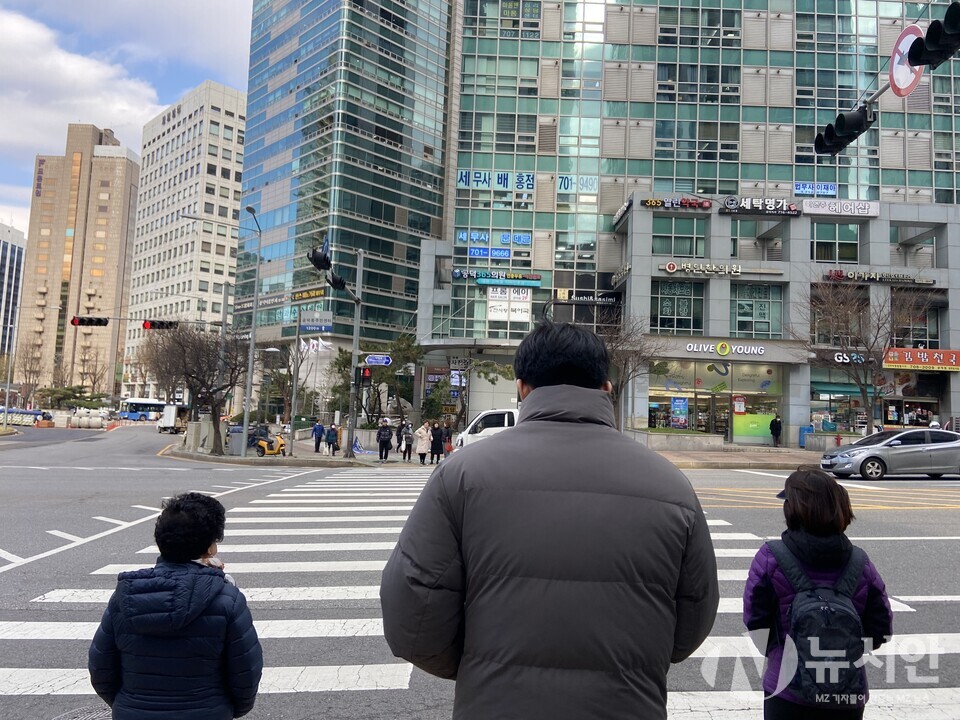 29일 수요일은 전국에 찬 공기가 유입되면서 강추위가 예상된다. 사진은 서울 마포구 일대에서 겨울 패딩을 입고 있는 시민들의 모습. [사진=뉴시안]