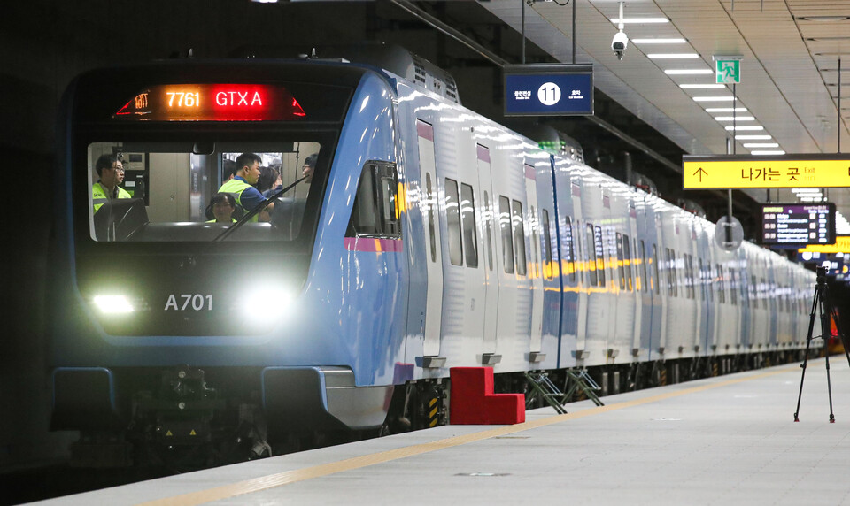  지난 9월21일 서울 강남구 수서역 SRT 승강장에서 GTX-A 철도차량이 동탄 구간까지 시운전 되고 있다. [사진=뉴시스]