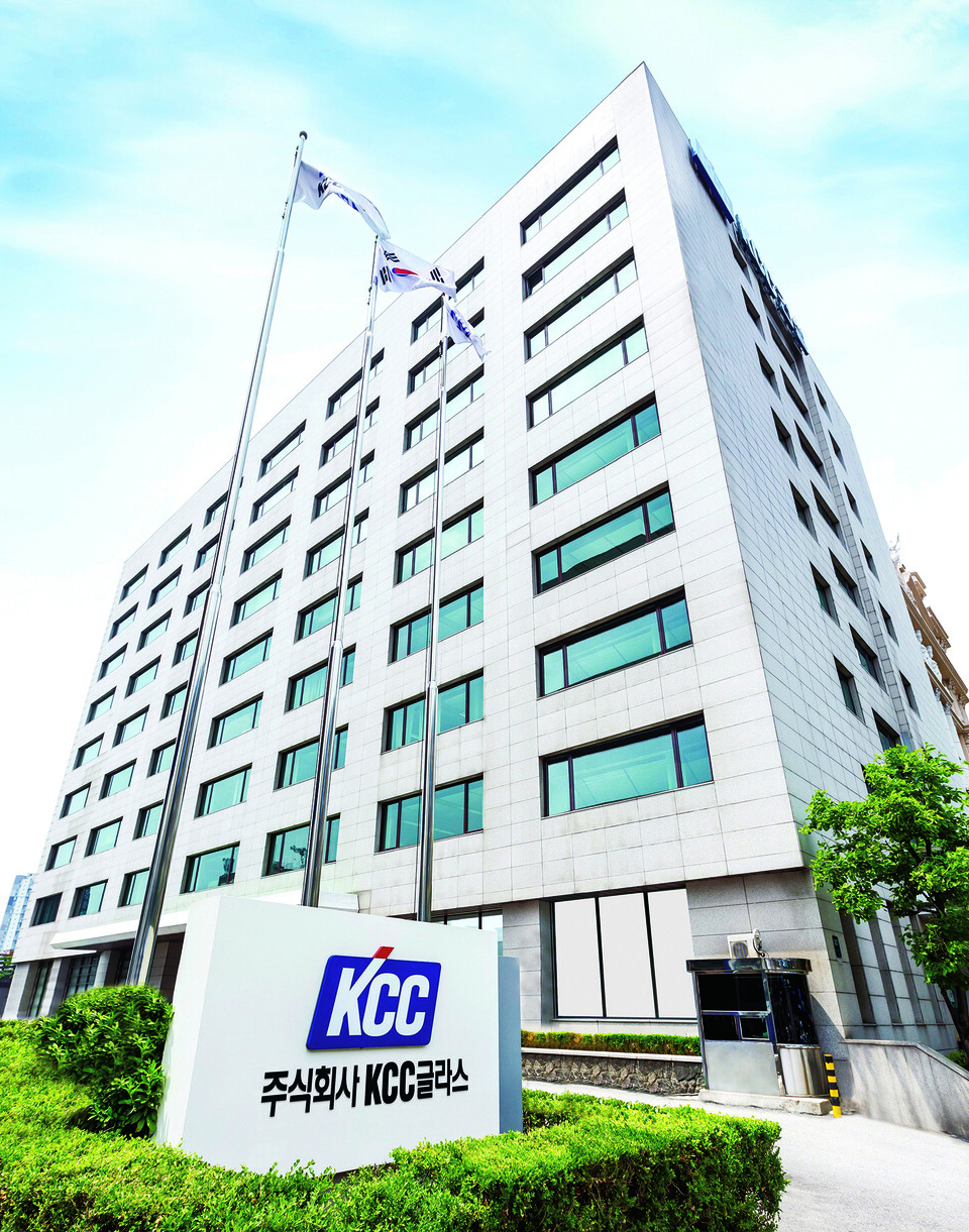  KCC글라스는 한국능률협회컨설팅(KMAC)이 주관하는 ‘2023 한국의경영대상’에서 ‘한국의 친환경경영 리더’ 기업으로 선정됐다. [사진=KCC글라스]