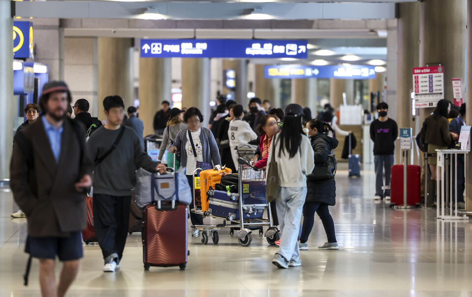 인천국제공항 제1터미널에서 여행객들이 이동하고 있다. [사진=뉴시스]