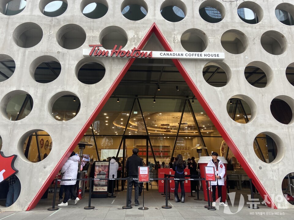 캐나다의 국민 커피 브랜드인 '팀홀튼'이 오는 14일 오전 10시 서울 강남 신논현역에서 국내 첫 매장을 오픈한다. [사진=박은정 기자]