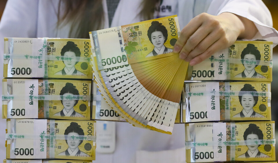 작년 말 기준 10억원 이상의 금융 자산을 보유한 한국의 부자 수는 45만6000명으로 전체 인구의 0.89%다. 또한 300억원 이상의 금융 자산을 보유한 ‘초고자산가’는 9000명으로 전체 인구의 0.02%(부자의 1.9%)로 나타났다. [사진=뉴시스]
