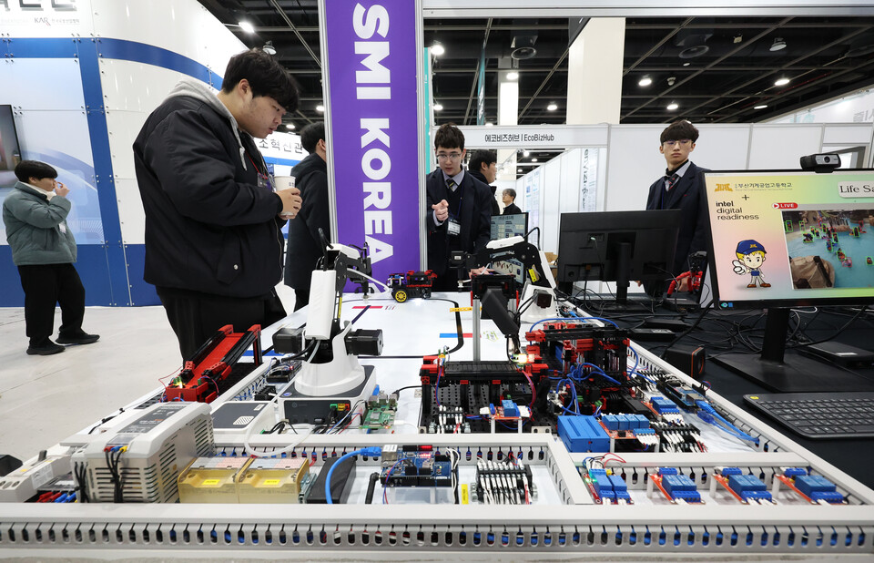 서울 서초구 aT센터에서 지난달 28일 열린 2023 제조혁신 코리아를 찾은 관람객들이 스마트 공장 시스템 설비 모형을 살펴보고 있다. [사진=뉴시스DB]
