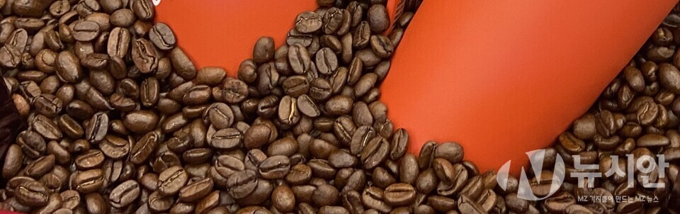  2023년 국내 1인당 연간 커피 소비량은 405잔으로 전 세계 1인당 연간 커피 소비량 152잔 대비 두 배 이상 높았다. 커피는 이제 일상 속 습관처럼 사랑을 받고 있다. [사랑=뉴시안]