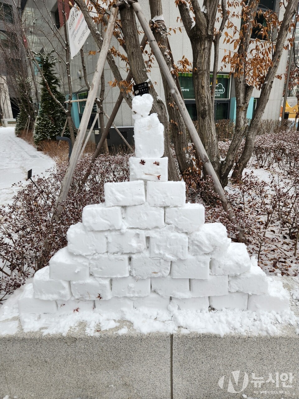 지난 2015년 이후 8년만에 하얀눈이  내린 25일 크리스마스에 서울의 한 아파트 단지에 주민들이 피라미드형 눈사람을 만들어 놓았다.[사진=김수찬 기자]