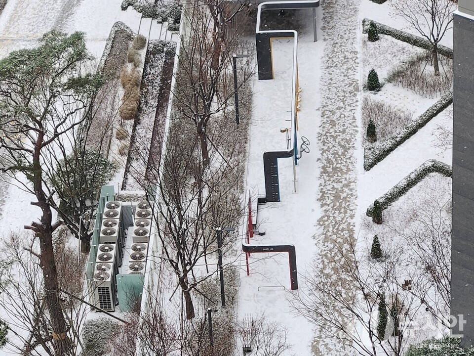 지난 2015년 이후 8년만에 하얀눈이  내린 25일 크리스마스날 서울의 한 아파트 단지 내 고층에서 내려다본 정원 풍경.[사진=김수찬 기자]