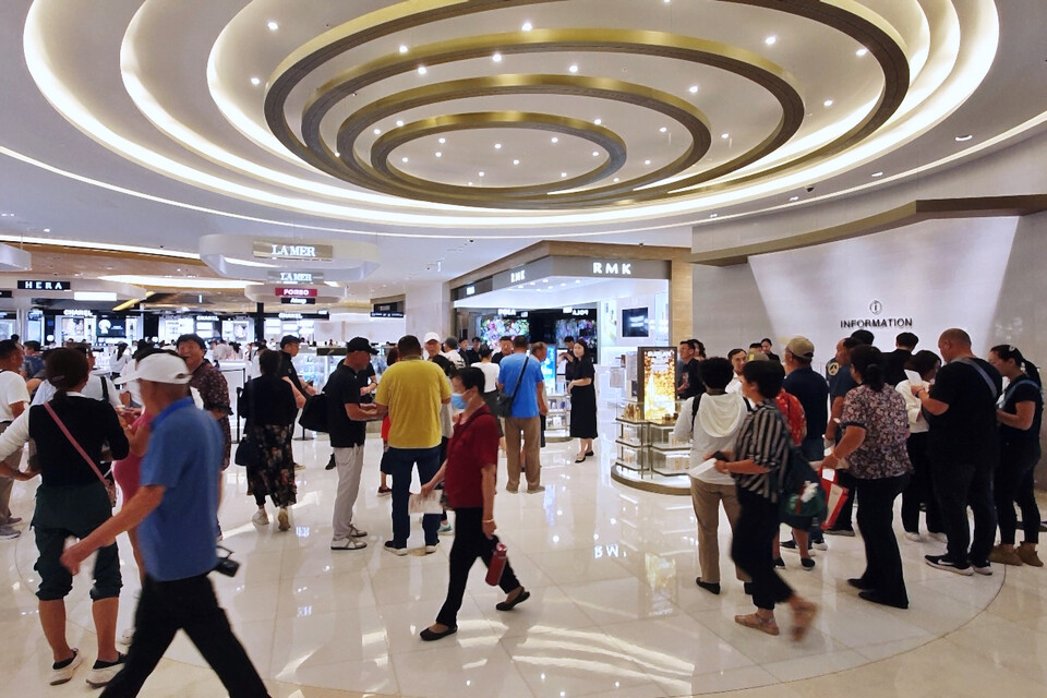지난 9월 서울 용산구 신라아이파크면세점을 찾은 중국인 단체관광객들이 매장을 둘러보고 있다. [사진=뉴시스DB]