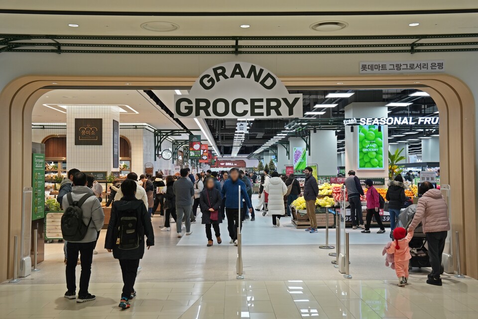 최근 오프라인 대형마트들이 소비자들을 유치하기 위해 매장 리뉴얼에 속도를 내고 있다. 사진은 서울 은평구에 리뉴얼 오픈한 롯데마트 그랑그로서리 매장. [사진=롯데마트]