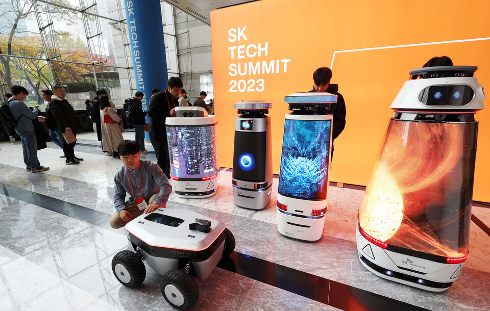서울 강남구 코엑스에서 지난해 11월 16일 열린 'SK 테크 서밋 2023'에서 자율주행 로봇들이 전시되어 있다. [사진=뉴시스]