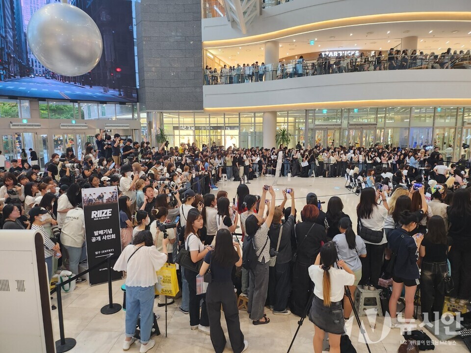  서울 영등포 타임스퀘어에서 아이돌 가수 팝업스토어가 열리고 있는 가운데 MZ세대 팬들이 오픈을 기다리고 있다. [사진=이태영 기자]