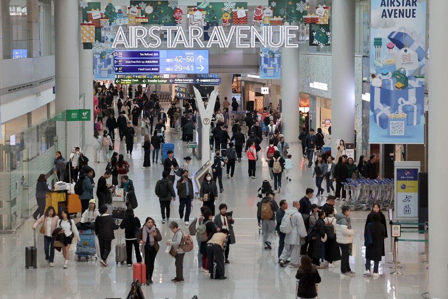 통계청 국가통계포털에 따르면 지난해 11월 면세점 소매판매액 지수(불변지수)는 78.5(2020년=100)로 전년 동월 대비 21% 줄었다. 11일 오전 인천국제공항 제1여객터미널 면세구역에서 공항 이용객이 오가고 있다. [사진=뉴시스]