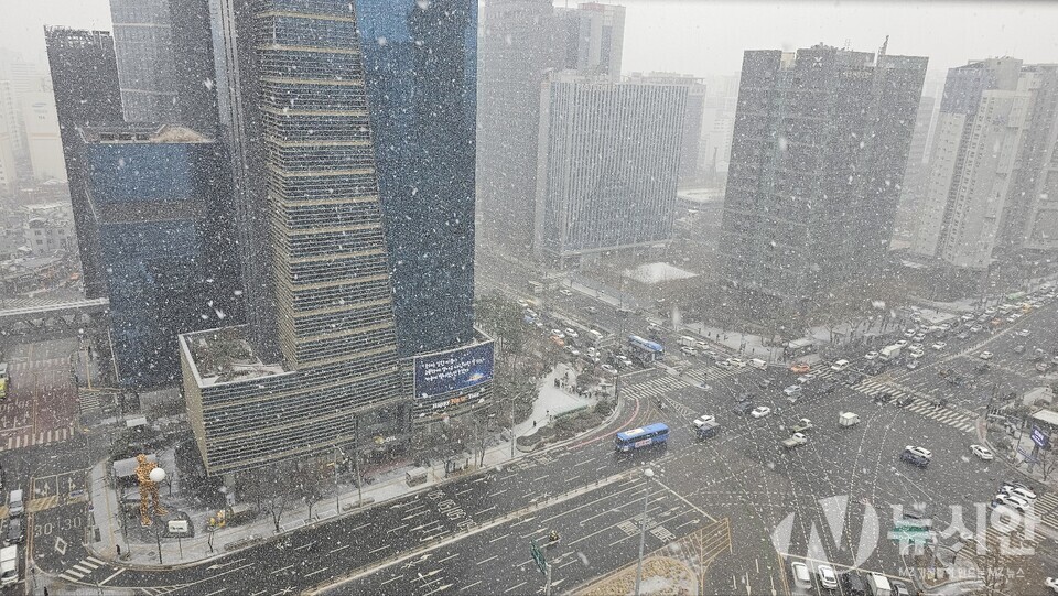 서울지역에 오전부터 많은 눈이 내리고 있다. 이 눈은 내일 18일까지 이어질 것으로 예보됐다. [사진=뉴시안]