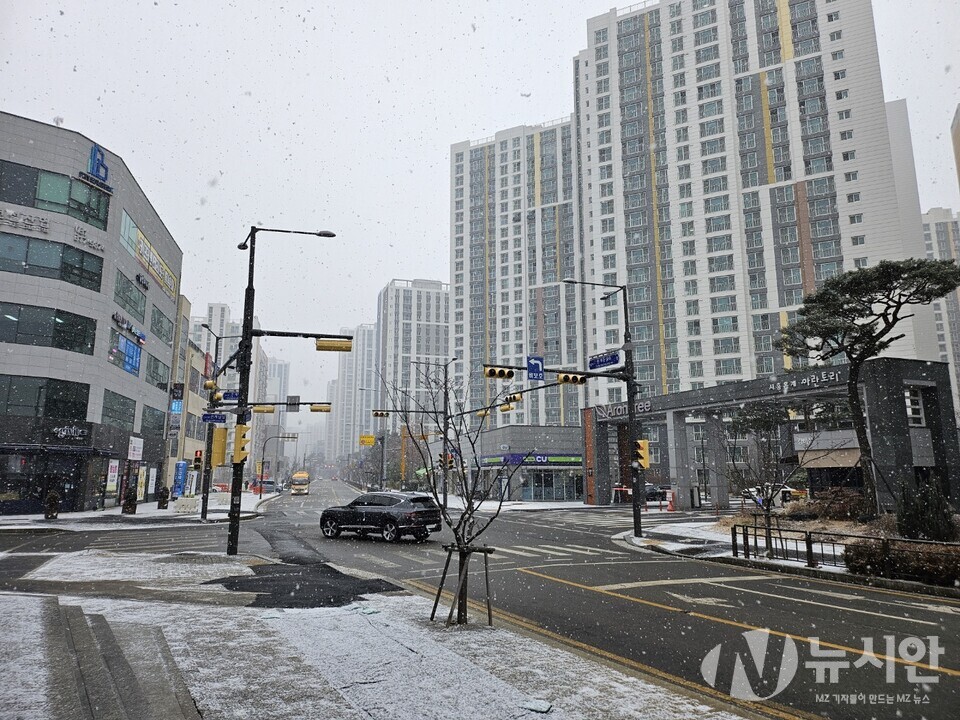 18일 목요일은 전날에 이어 전국 곳곳에 비나 눈이 내릴 전망이다. [사진=뉴시안]