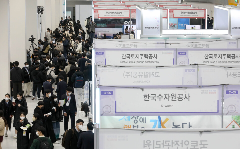 기획재정부는 17일부터 이틀간 서울 양재 aT센터에서 ‘2024 공공기관 채용정보박람회’를 개최한다. 사진은 2023 공공기관 채용정보 박람회 [사진=뉴시스DB]