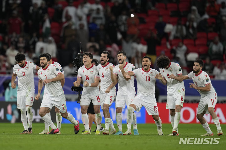 타지키스탄 선수들이 28일(현지시각) 카타르 알라이얀의 아흐마드 빈 알리 스타디움에서 열린 2023 아시아축구연맹(AFC) 카타르 아시안컵 16강전에서 아랍에미리트(UAE)를 승부차기로 꺾은 후 환호하고 있다. 사상 첫 아시안컵 본선에 오른 타지키스탄은 벤투호를 1-1 연장 끝 승부차기로 5-4 승리를 거두며 8강에 올랐다. [사진=뉴시스]